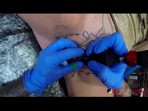 ❤️ Tsis tshua muaj tattooed hottie Sully Savage tau txais tattoo ntawm nws clitoris ❤  Fucking  ntawm hmn.bitcoinex.top%  ☑